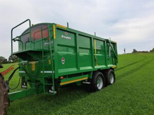 Read more about the article Przyczepy rolnicze oraz budowlane