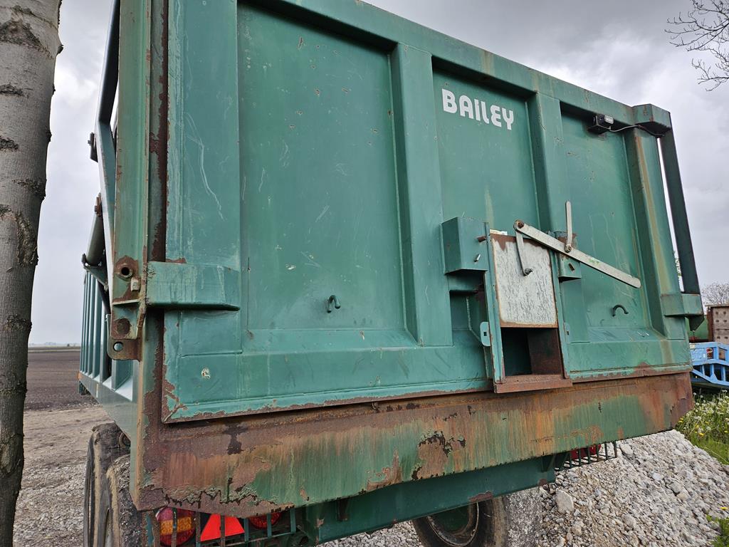 16 Przyczepa skorupowa rolnicza Bailey