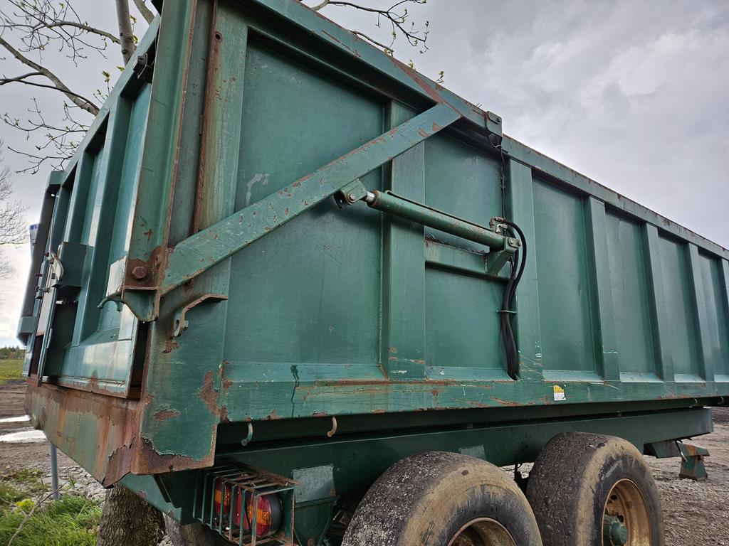 19 Przyczepa skorupowa rolnicza Bailey