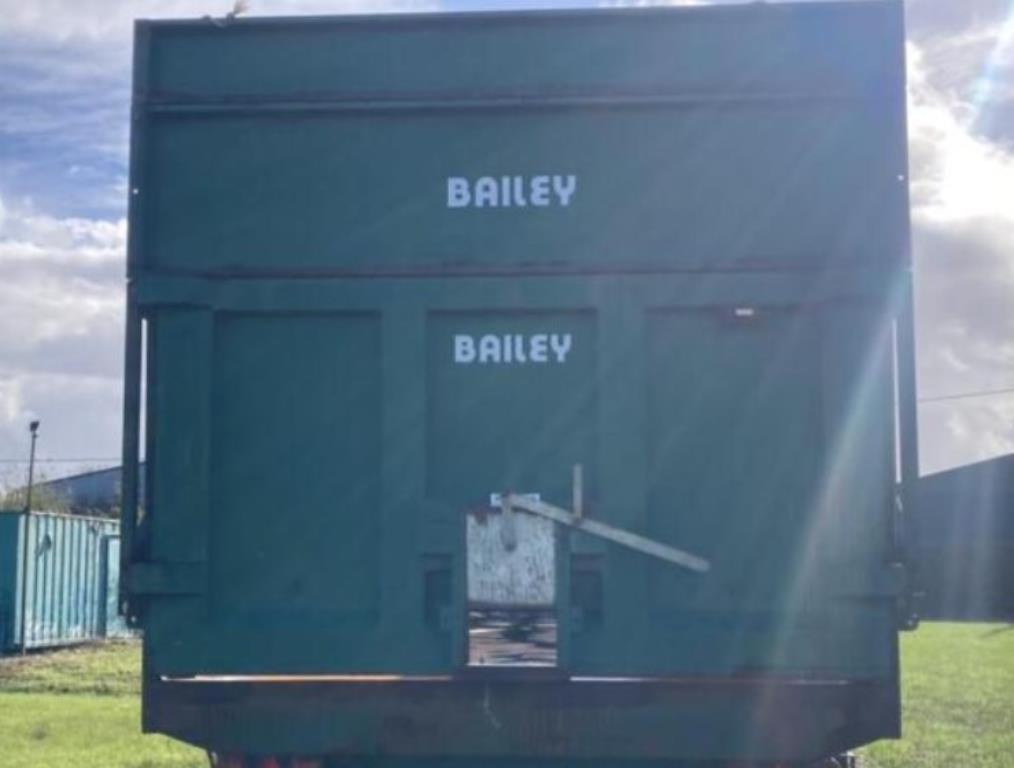 32 Przyczepa skorupowa rolnicza Bailey