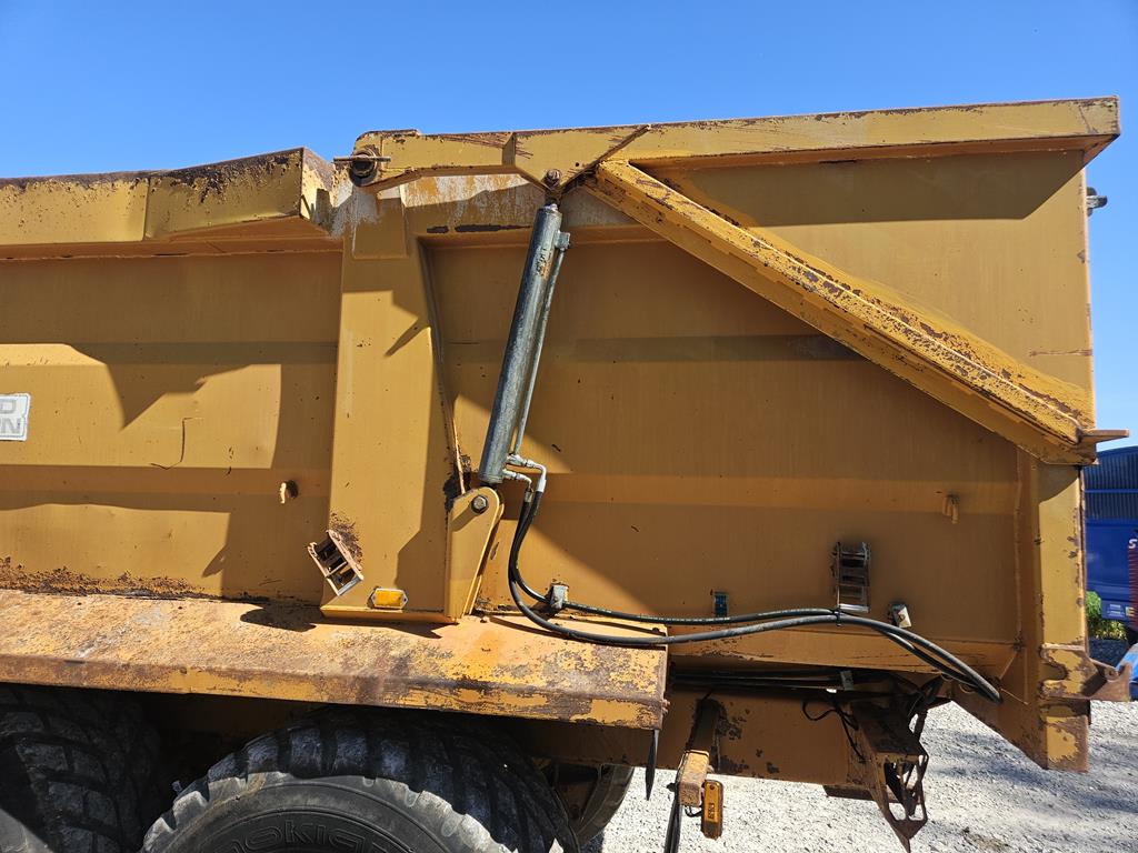 12 Przyczepa rolnicza używana Richard Western