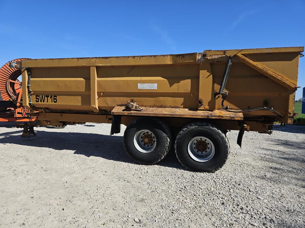 14 Przyczepa rolnicza używana Richard Western