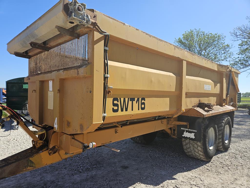 18 Przyczepa rolnicza używana Richard Western
