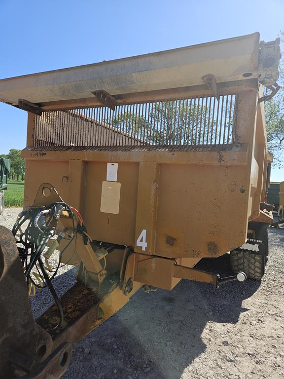 21 Przyczepa rolnicza używana Richard Western