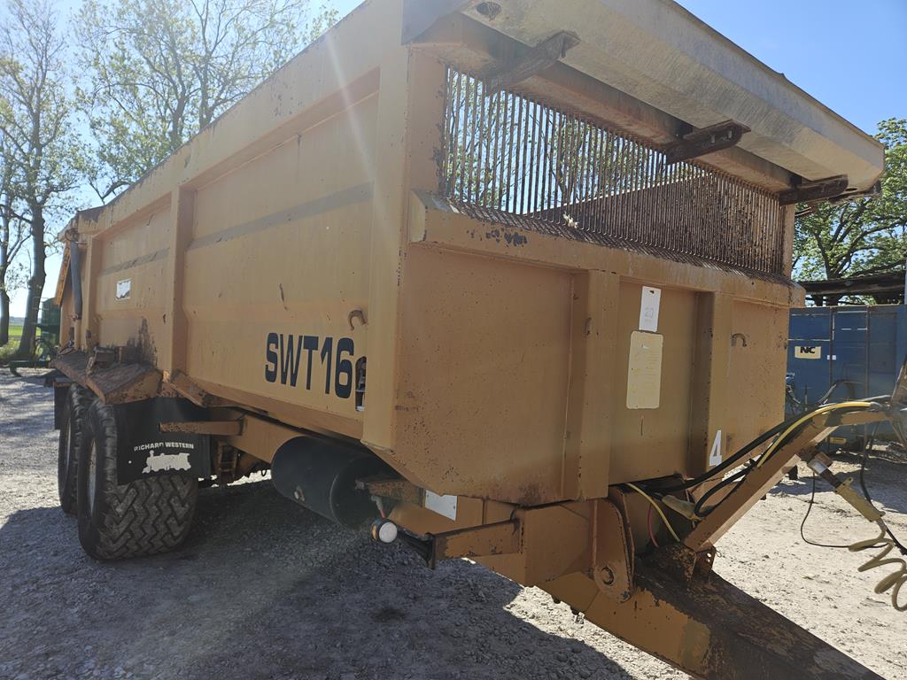 23 Przyczepa rolnicza używana Richard Western