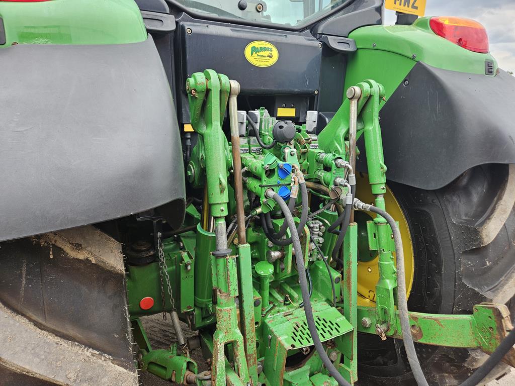 14 Ciągnik John Deere 6930