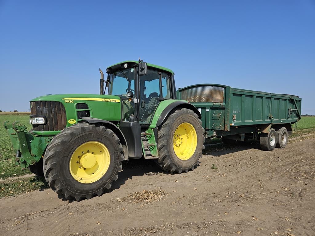 2 John Deere tractor