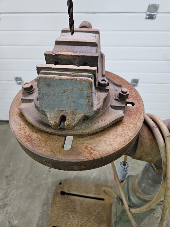 04 Wiertarka kolumnowa z imadłem