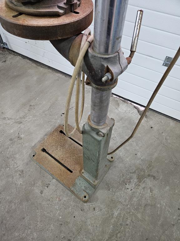 07 Wiertarka kolumnowa z imadłem