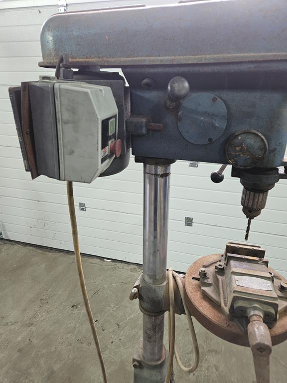 09 Wiertarka kolumnowa z imadłem