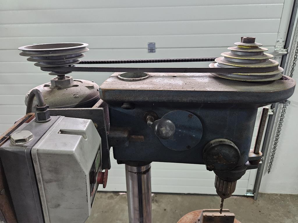 10 Wiertarka kolumnowa z imadłem