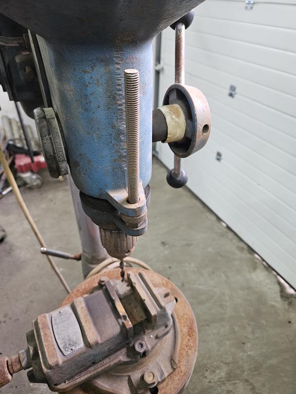 11 Wiertarka kolumnowa z imadłem