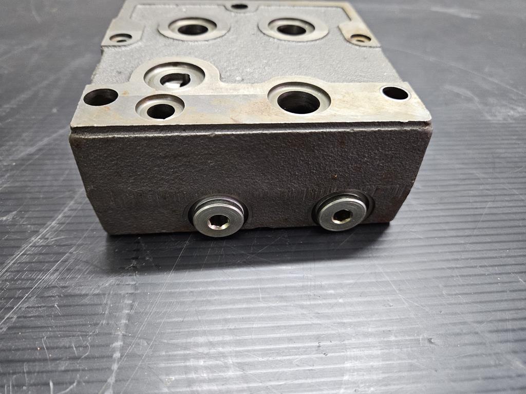 03 Zawór EQ38035-006 John Deere