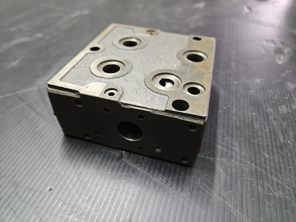 04 Zawór EQ38035-006 John Deere