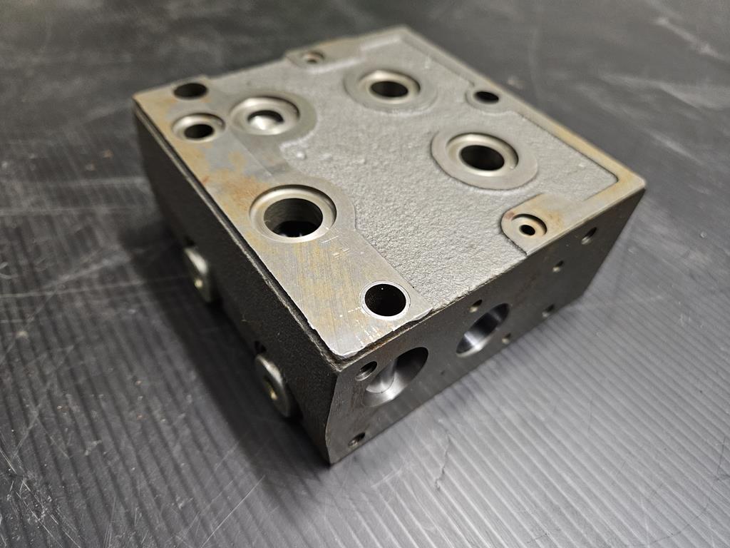 05 Zawór EQ38035-006 John Deere