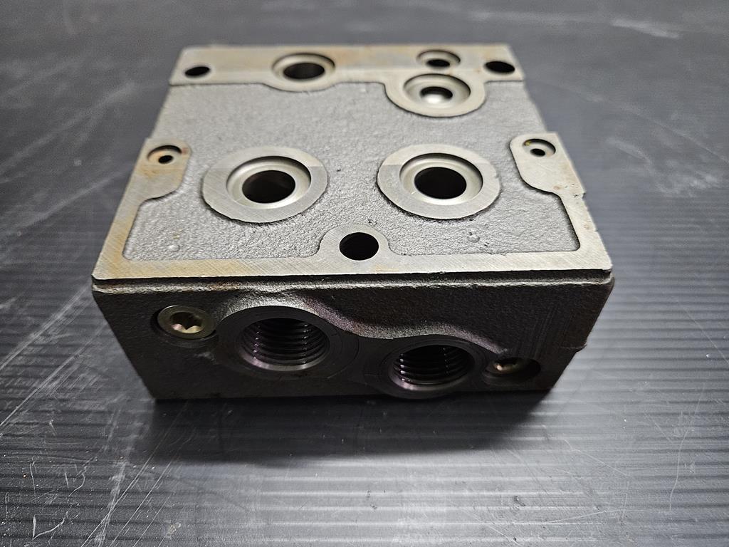 06 Zawór EQ38035-006 John Deere