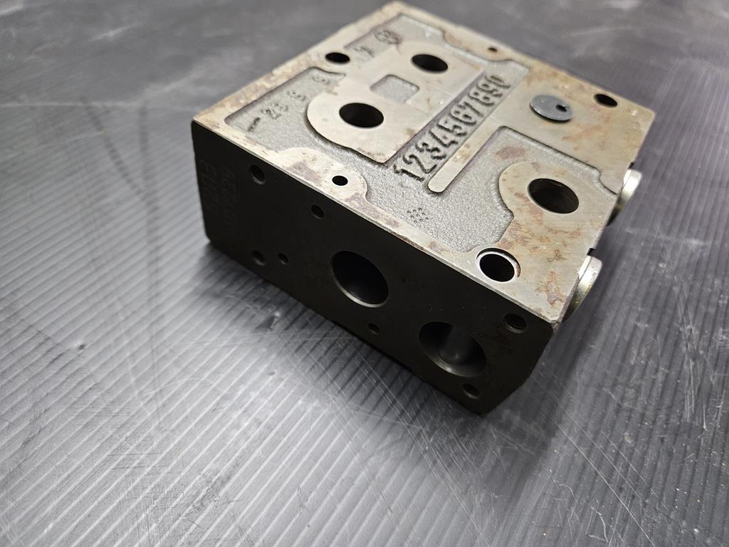 09 Zawór EQ38035-006 John Deere