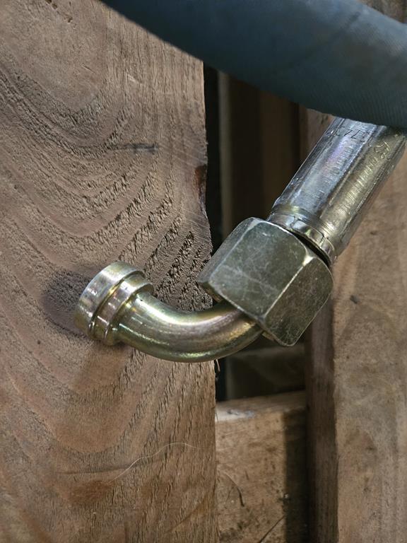 4 Przewód hydrauliczny 82037435