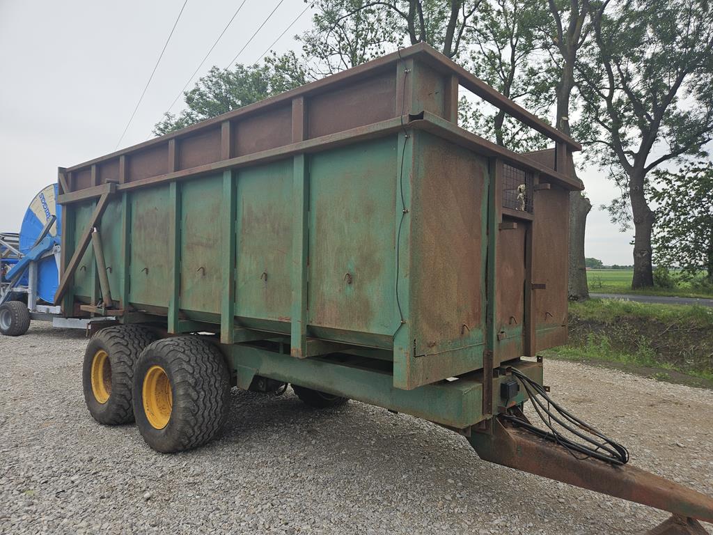 01 Przyczepa rolnicza skorupowa Bailey