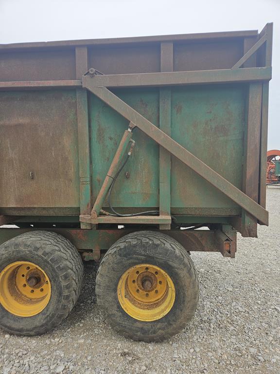 17 Przyczepa rolnicza skorupowa Bailey