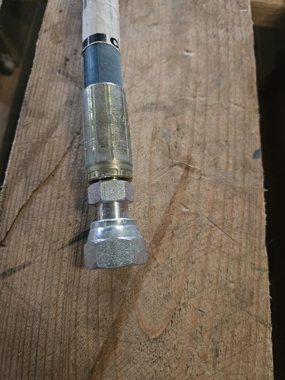 4 Przewód hydrauliczny 82037437