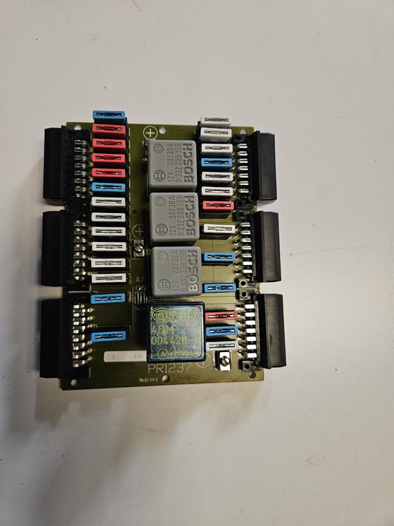 Płyta przekaźnikowa 84018152 cnh