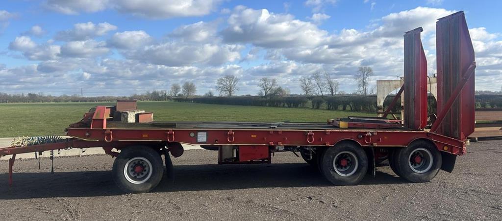 01 Przyczepa niskopodwoziowa trzyosiowa