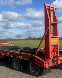 Przyczepa niskopodwoziowa trzyosiowa