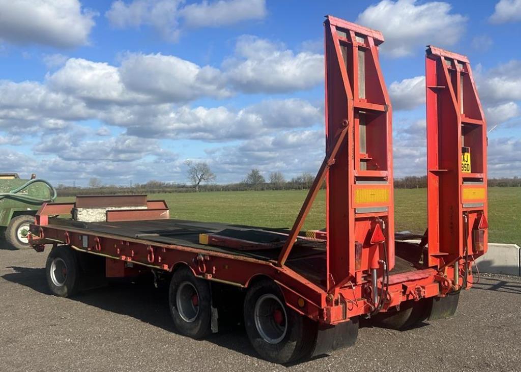 Przyczepa niskopodwoziowa trzyosiowa