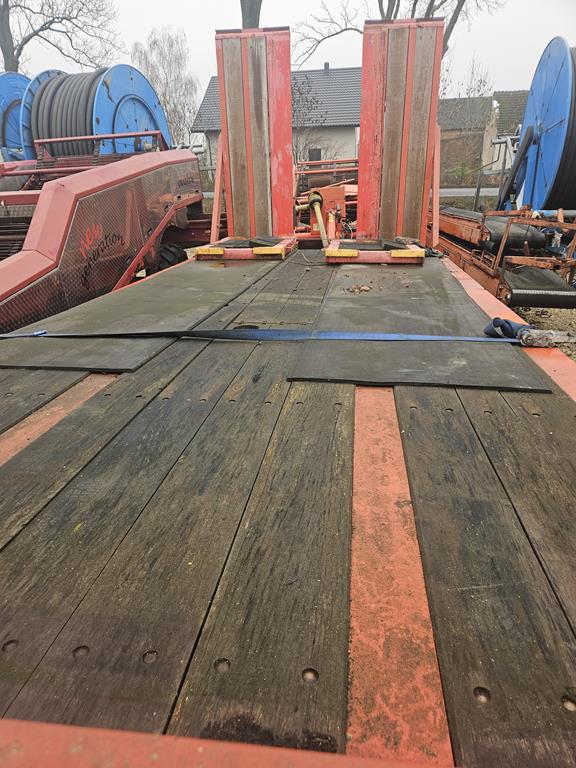 08 Przyczepa niskopodwoziowa trzyosiowa