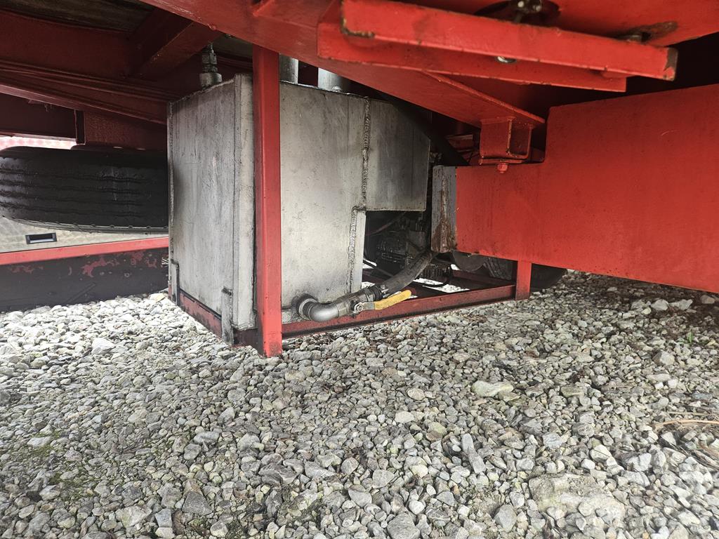 12 Przyczepa niskopodwoziowa trzyosiowa