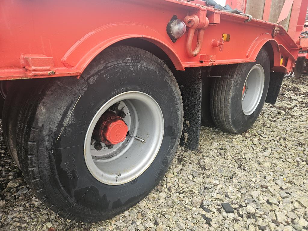 15 Przyczepa niskopodwoziowa trzyosiowa