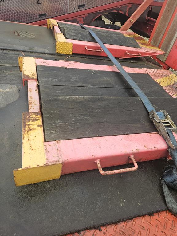 16 Przyczepa niskopodwoziowa trzyosiowa