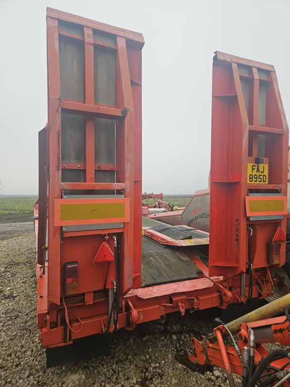 17 Przyczepa niskopodwoziowa trzyosiowa