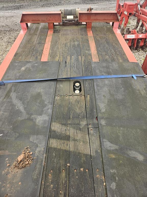 18 Przyczepa niskopodwoziowa trzyosiowa