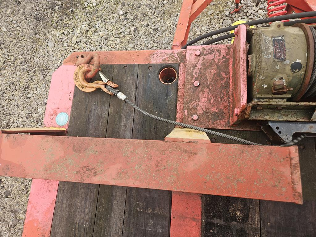 23 Przyczepa niskopodwoziowa trzyosiowa