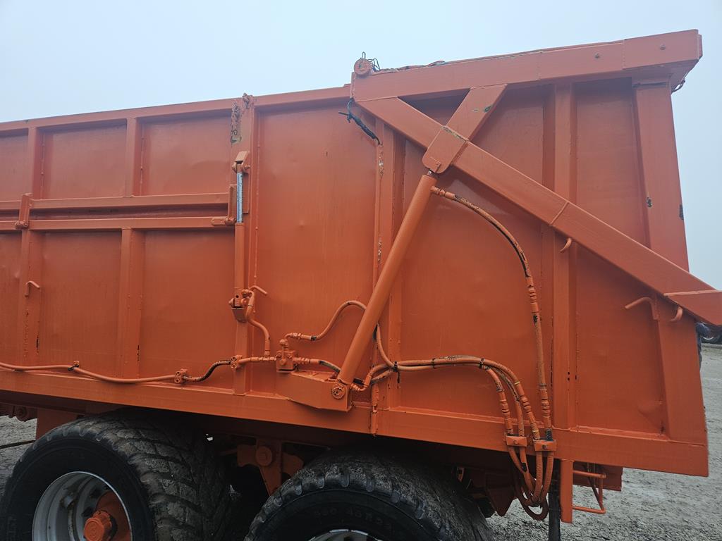 23 Przyczepa rolnicza Richard Larrington