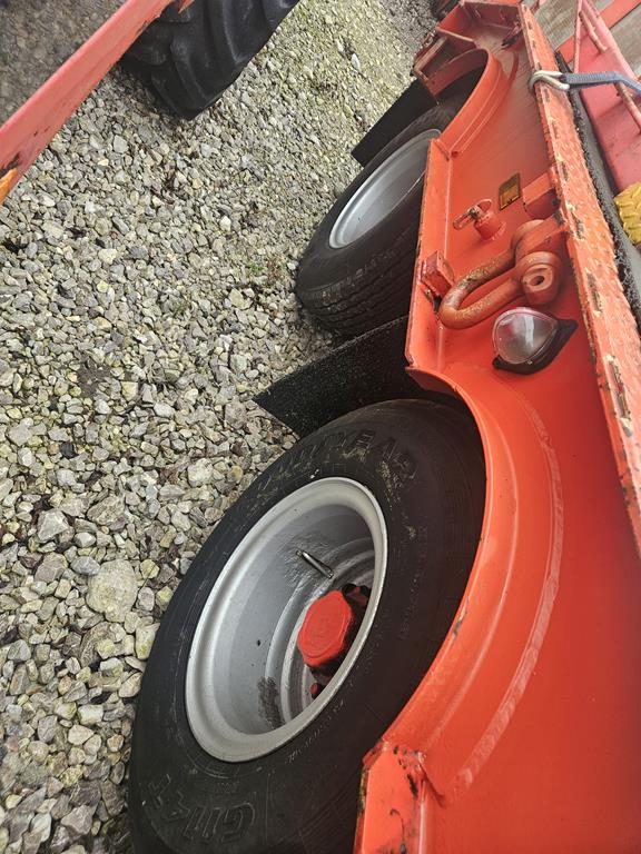 24 Przyczepa niskopodwoziowa trzyosiowa