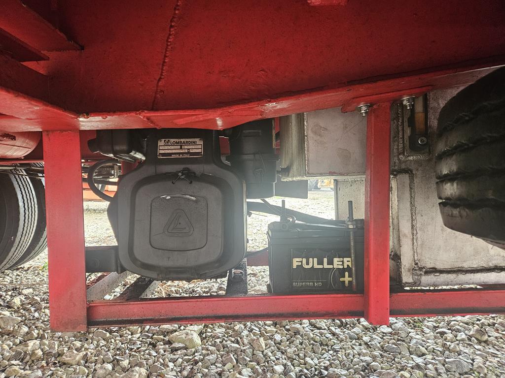 25 Przyczepa niskopodwoziowa trzyosiowa