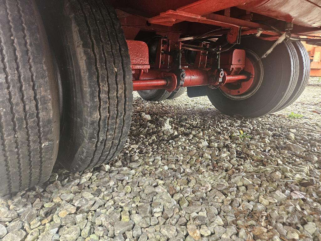 26 Przyczepa niskopodwoziowa trzyosiowa