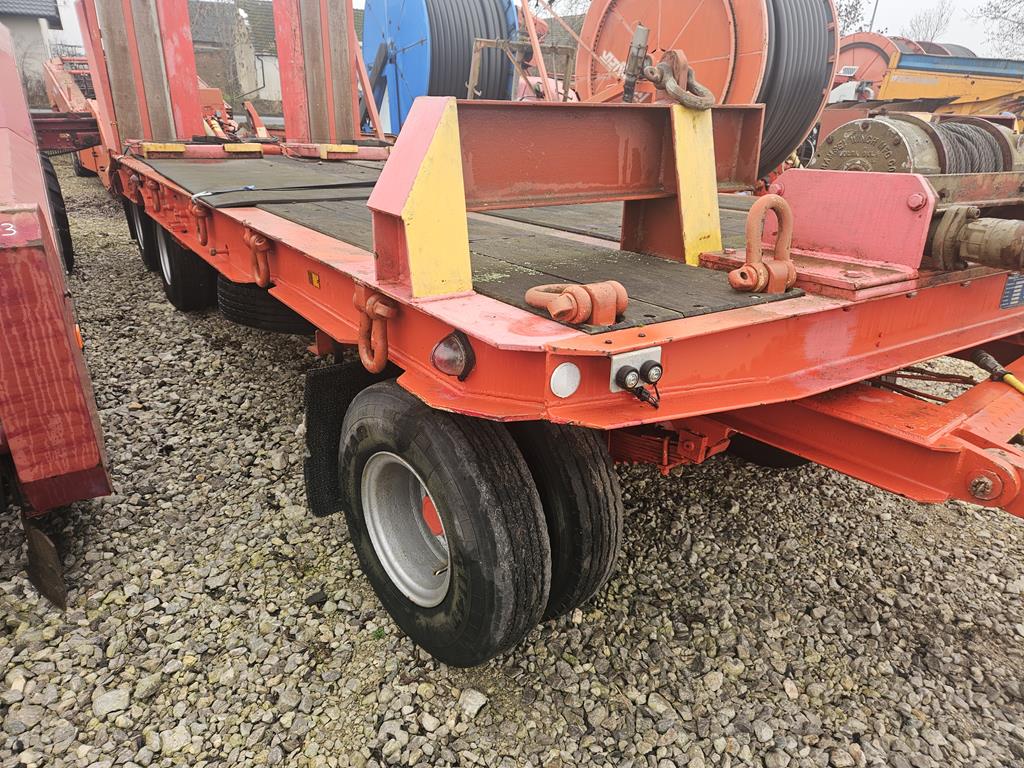 27 Przyczepa niskopodwoziowa trzyosiowa