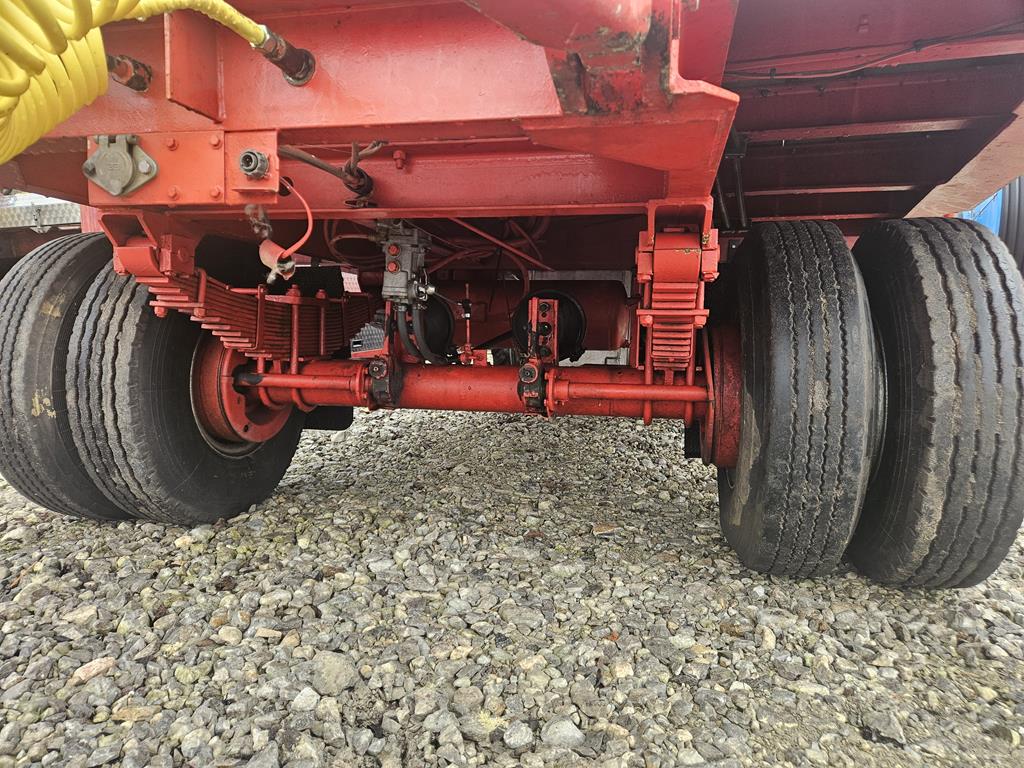 28 Przyczepa niskopodwoziowa trzyosiowa