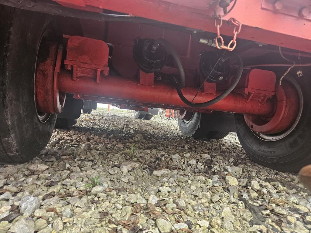 29 Przyczepa niskopodwoziowa trzyosiowa