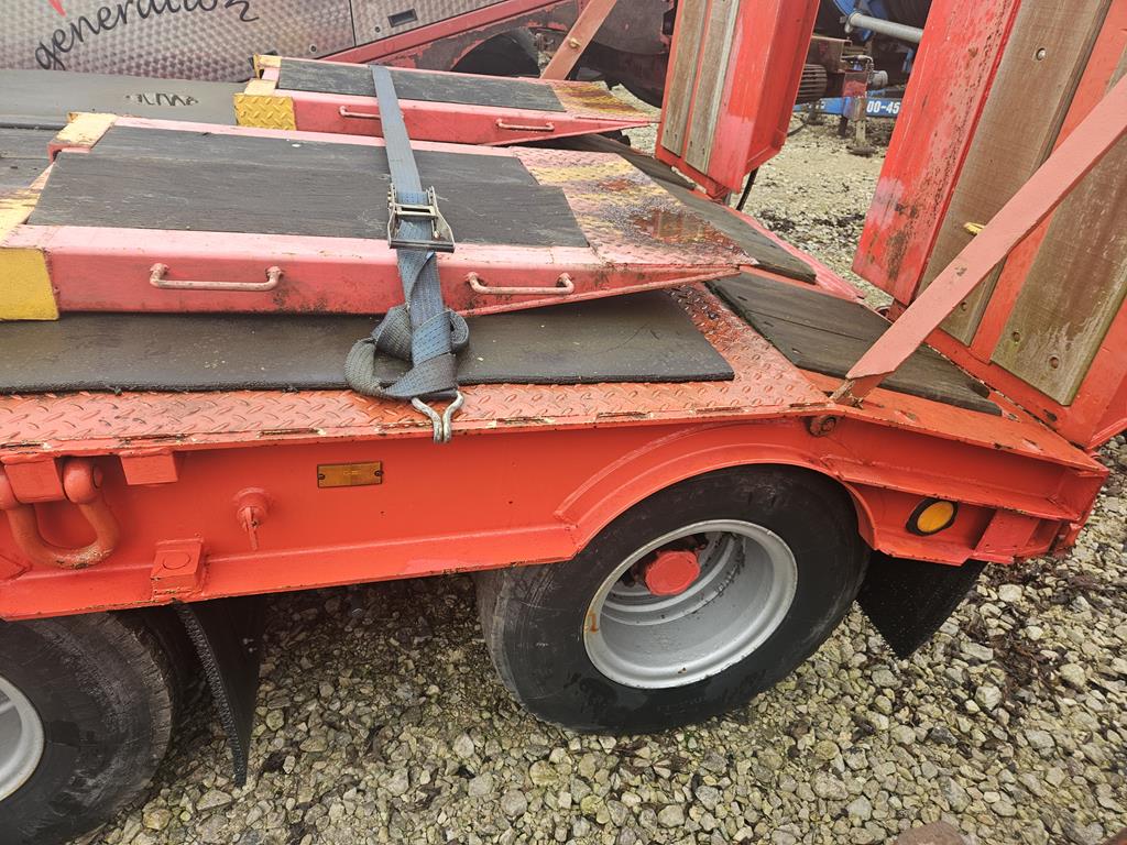 31 Przyczepa niskopodwoziowa trzyosiowa